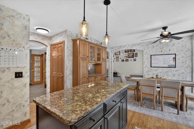 807 Whisperwood Parkway, Holland, OH 43528