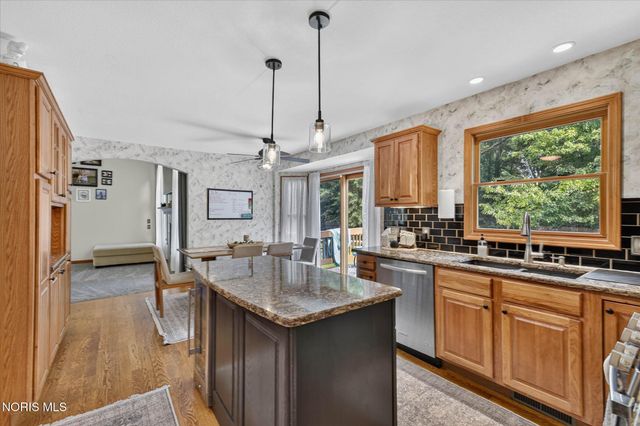 807 Whisperwood Parkway, Holland, OH 43528