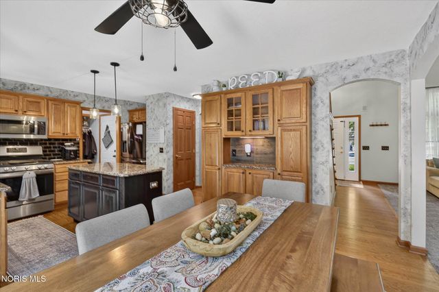 807 Whisperwood Parkway, Holland, OH 43528