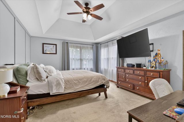 807 Whisperwood Parkway, Holland, OH 43528