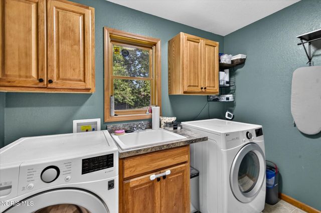 807 Whisperwood Parkway, Holland, OH 43528