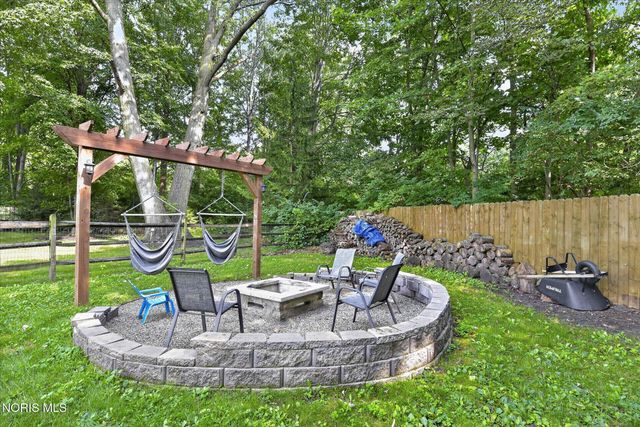 807 Whisperwood Parkway, Holland, OH 43528