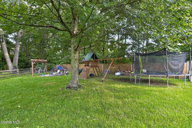807 Whisperwood Parkway, Holland, OH 43528