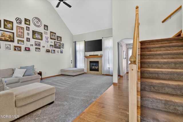 807 Whisperwood Parkway, Holland, OH 43528