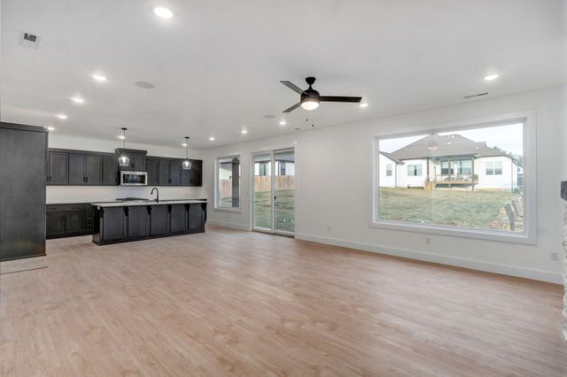 2925 W Teton Drive, Springfield, MO 65810