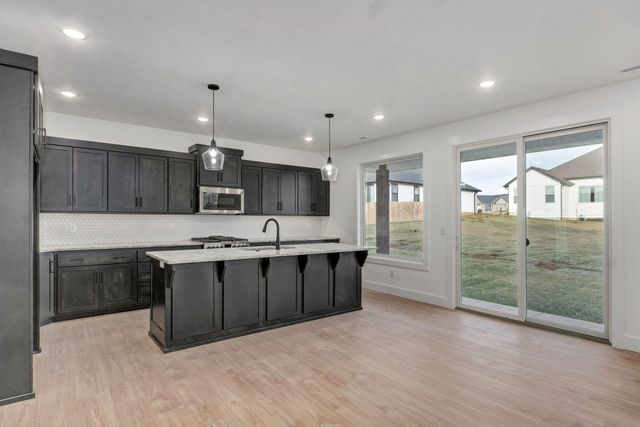 2925 W Teton Drive, Springfield, MO 65810