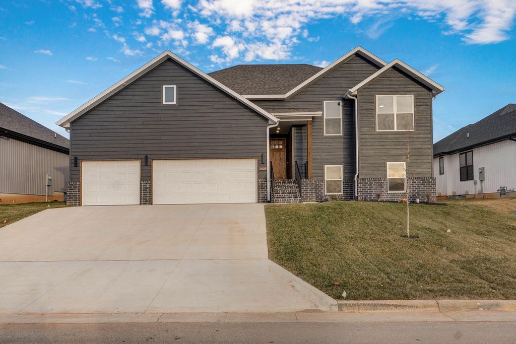 2925 W Teton Drive, Springfield, MO 65810