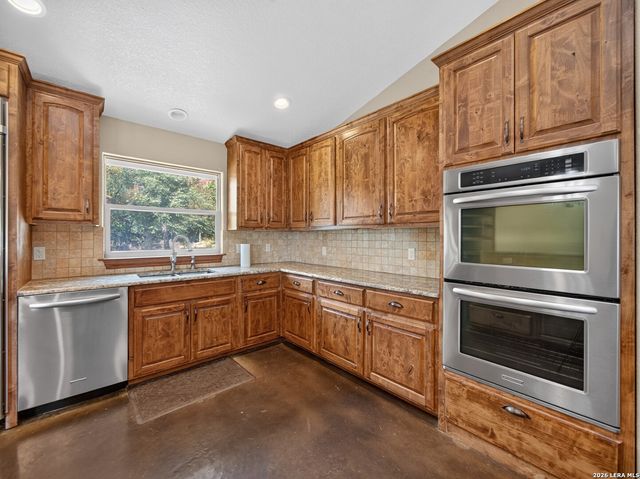 911 STONEY RIDGE RD, Bulverde, TX 78163