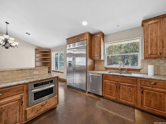 911 STONEY RIDGE RD, Bulverde, TX 78163