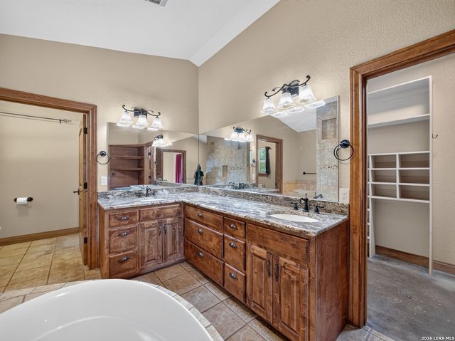 911 STONEY RIDGE RD, Bulverde, TX 78163