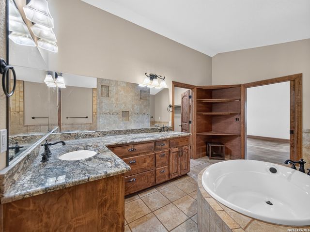 911 STONEY RIDGE RD, Bulverde, TX 78163