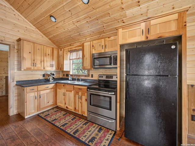 911 STONEY RIDGE RD, Bulverde, TX 78163