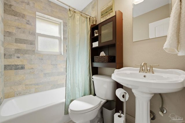 1131 Northbrook Dr, Pensacola, FL 32504