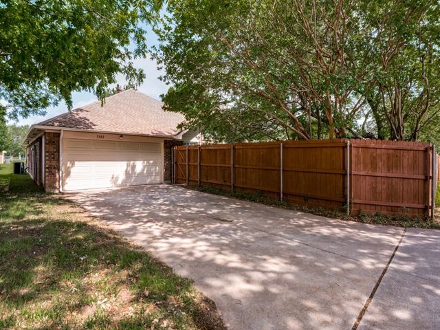 3303 Greenglen Circle, Carrollton, TX 75007