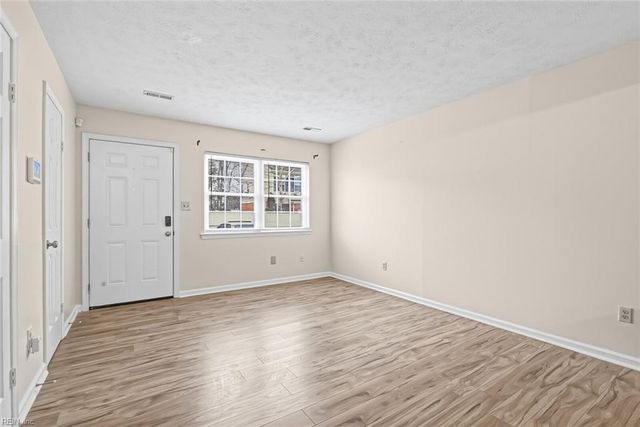 316 Gaylor LN, Newport News, VA 23602