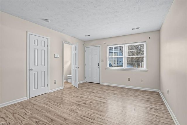 316 Gaylor LN, Newport News, VA 23602