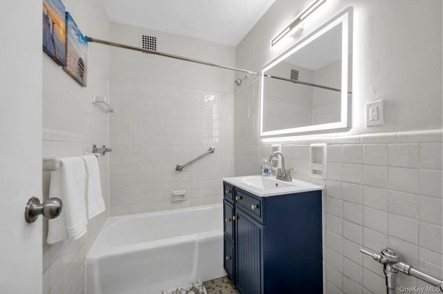 142-05 Roosevelt Avenue 320, Flushing, NY 11354