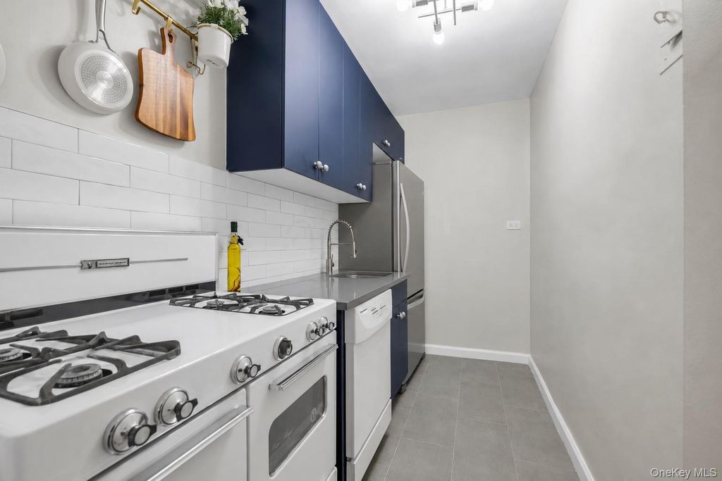 142-05 Roosevelt Avenue 320, Flushing, NY 11354 — photo 4