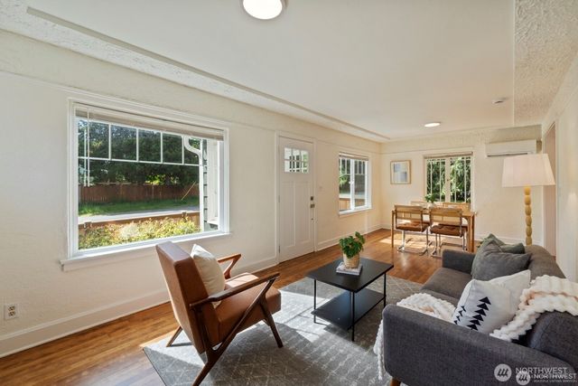 11556 17th Avenue NE, Seattle, WA 98125
