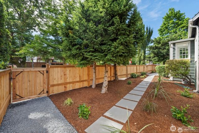 11556 17th Avenue NE, Seattle, WA 98125