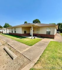614 W Jefferson Avenue, Checotah, OK 74426