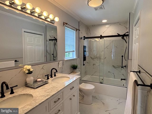 4 RIVER EDGE DR, Jackson, NJ 08527