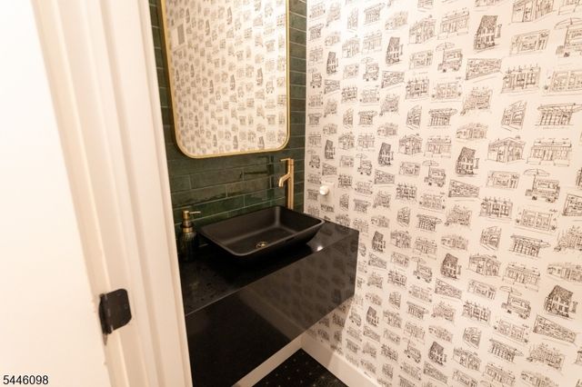 20 Westervelt Pl 2F, Jersey City, NJ 07304