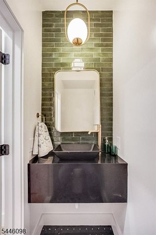 20 Westervelt Pl 2F, Jersey City, NJ 07304