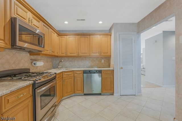 12 Carriage Pl, Edison Twp., NJ 08820