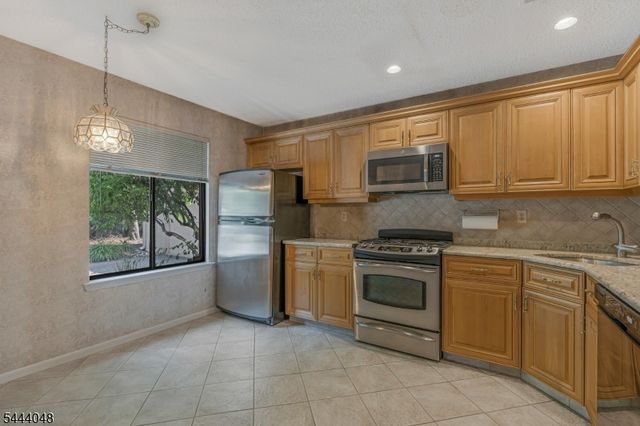 12 Carriage Pl, Edison Twp., NJ 08820
