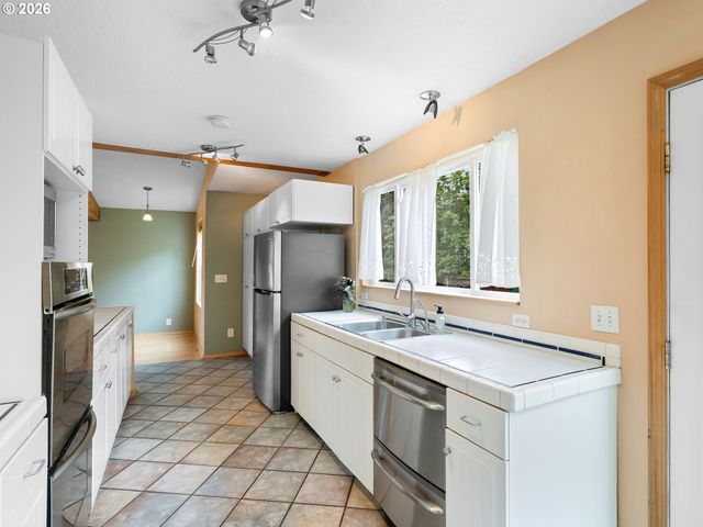 3915 Sw POMONA St, Portland, OR 97219