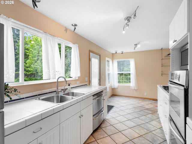 3915 Sw POMONA St, Portland, OR 97219