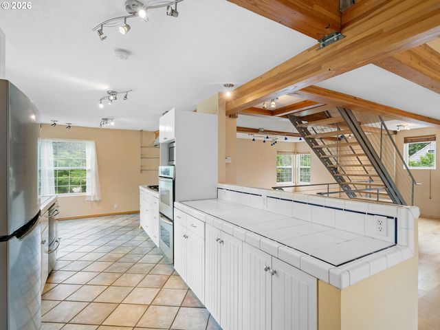 3915 Sw POMONA St, Portland, OR 97219