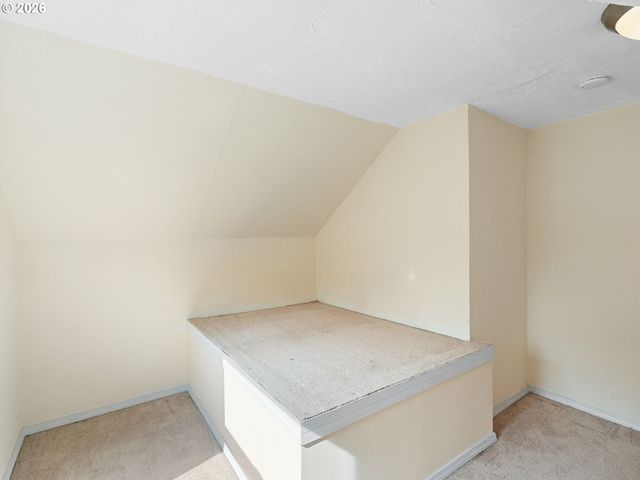 3915 Sw POMONA St, Portland, OR 97219