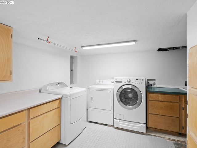 3915 Sw POMONA St, Portland, OR 97219