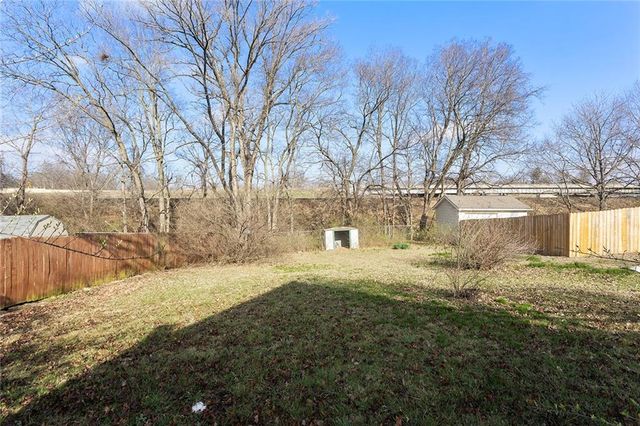 5330 NE Barnes Avenue, Kansas City, MO 64119