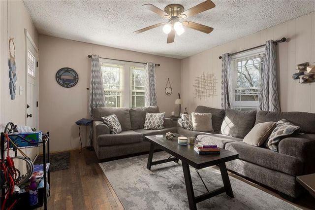 5330 NE Barnes Avenue, Kansas City, MO 64119