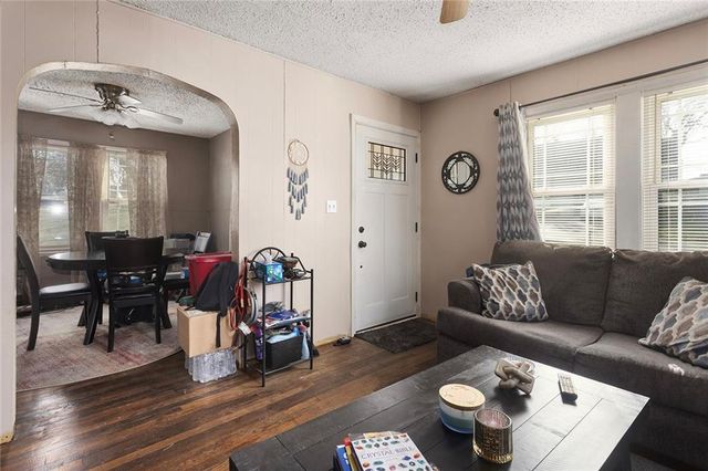 5330 NE Barnes Avenue, Kansas City, MO 64119