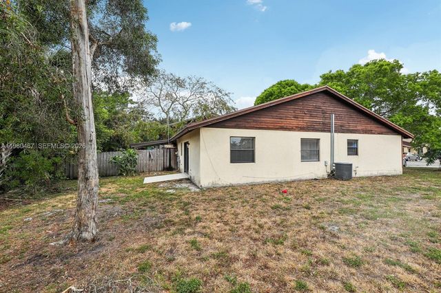 3789 Mil Pond Ct, Green Acres, FL 33463