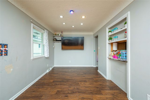 6501 Madison Avenue, Urbandale, IA 50322