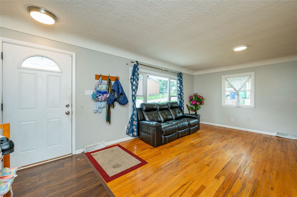 6501 Madison Avenue, Urbandale, IA 50322