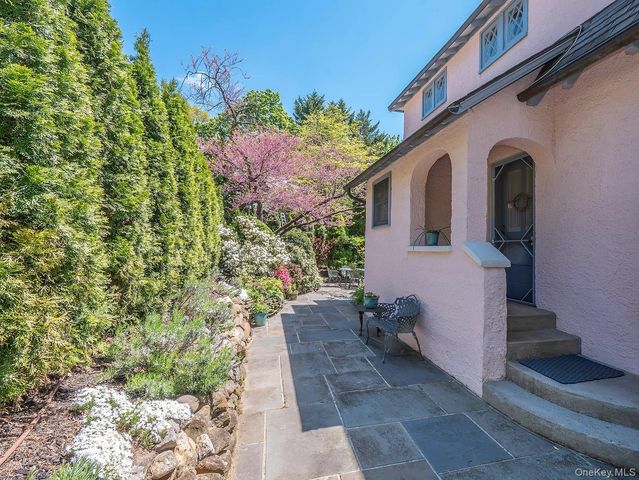 227 Littleworth Lane, Sea Cliff, NY 11579