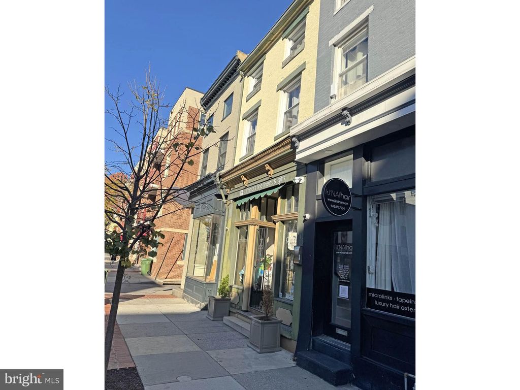 Image 2 of property listing at 919 S CHARLES ST, Baltimore, MD 21230