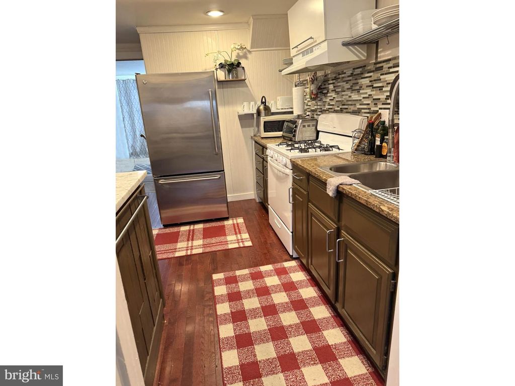 Image 8 of property listing at 919 S CHARLES ST, Baltimore, MD 21230