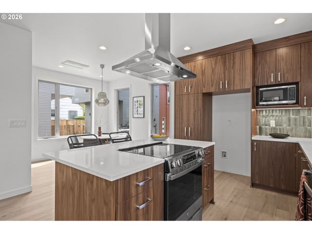 5353 Se STARK St, Portland, OR 97215