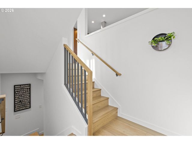 5353 Se STARK St, Portland, OR 97215