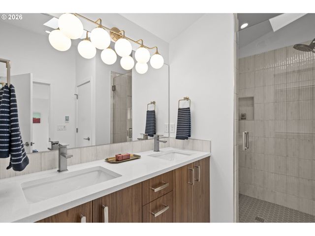 5353 Se STARK St, Portland, OR 97215