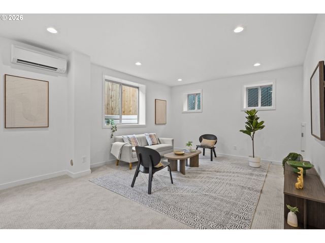 5353 Se STARK St, Portland, OR 97215