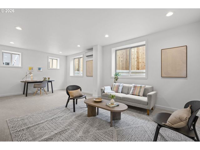 5353 Se STARK St, Portland, OR 97215