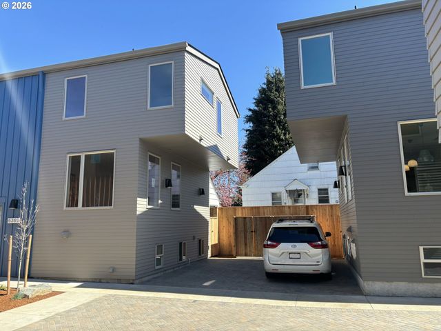 5353 Se STARK St, Portland, OR 97215